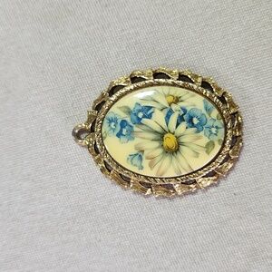 Vintage hand painted daisy cameo pendant